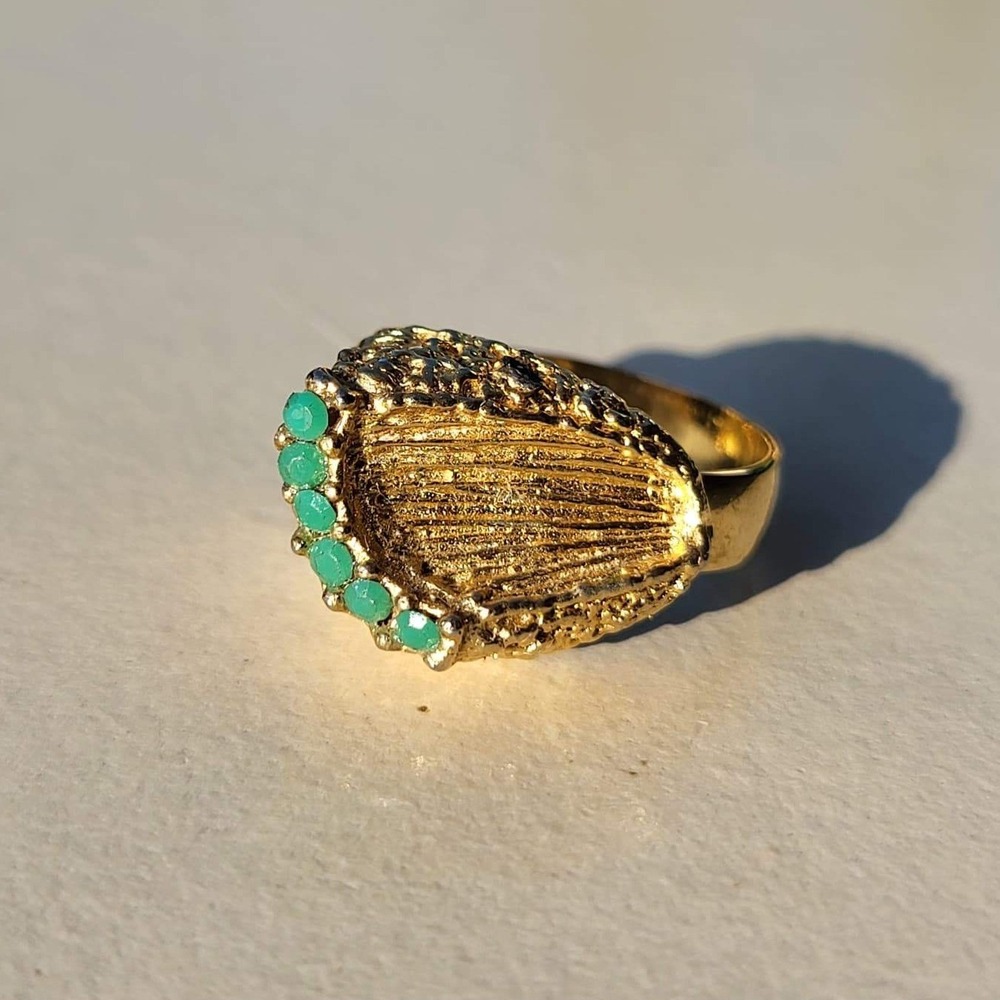 Vintage Gold Tone Shell Ring Size 7.25 Green Faux Emerald Textured Nugget